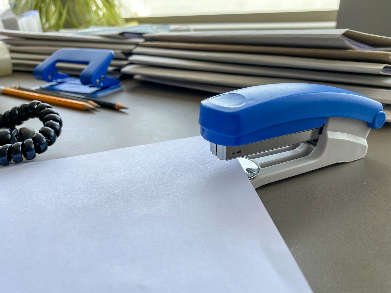 Gilotyny do papieru i innych materiałów – precyzyjne cięcie dla biura i profesjonalistów